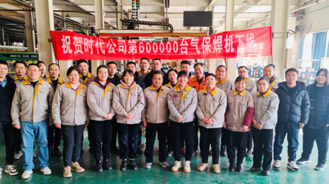 風雨中馳而(ér)不(bù)息，奮鬥中砥砺前行